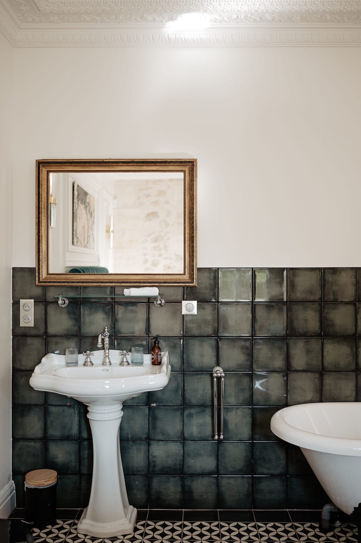 Salle de bain suite aliénor chateau grand arnaud à carreaux verts et lavabo blanc