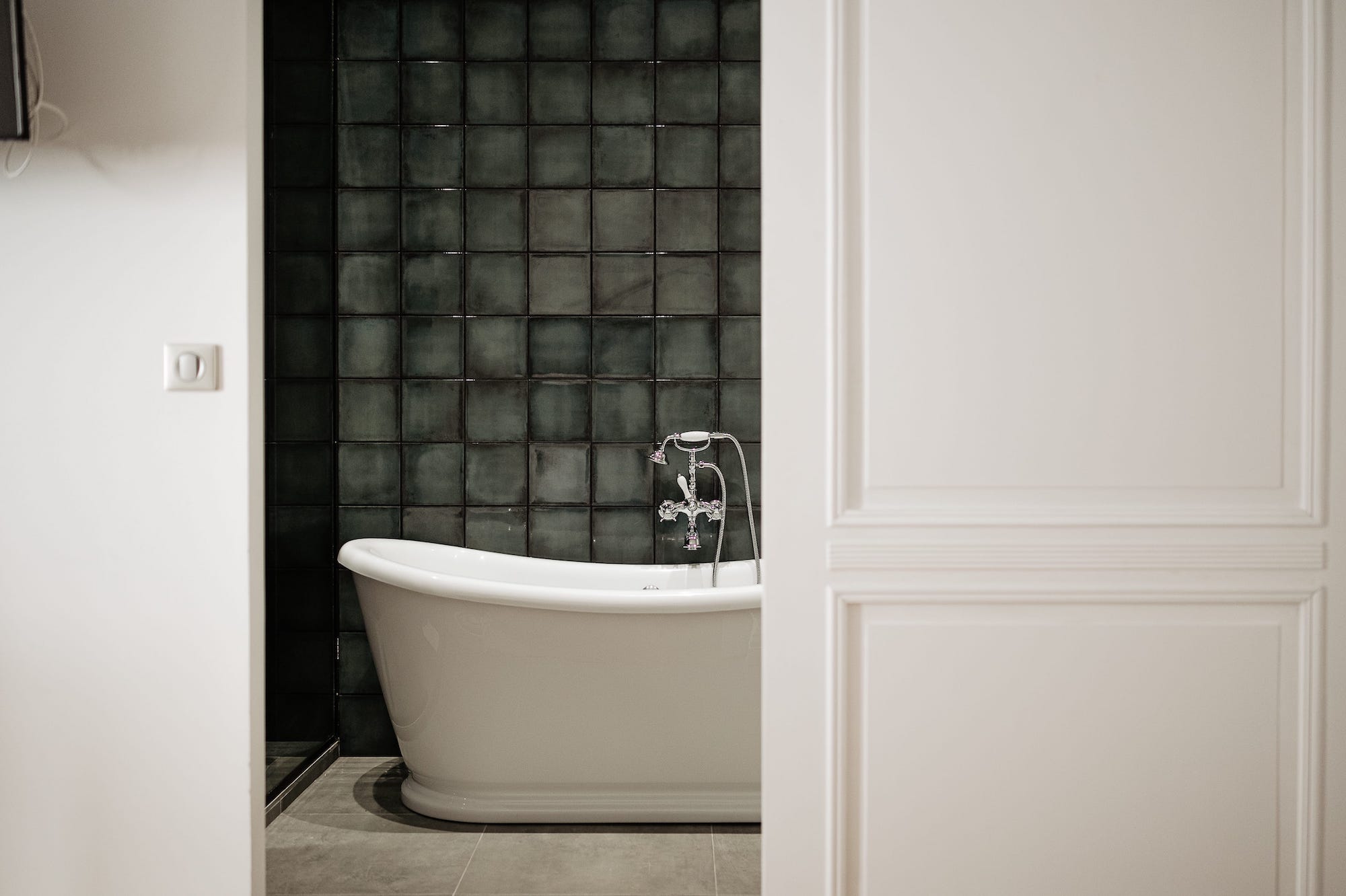 Baignoire blanche de la salle de bain chambre Montsquieu au chateau grand arnaud