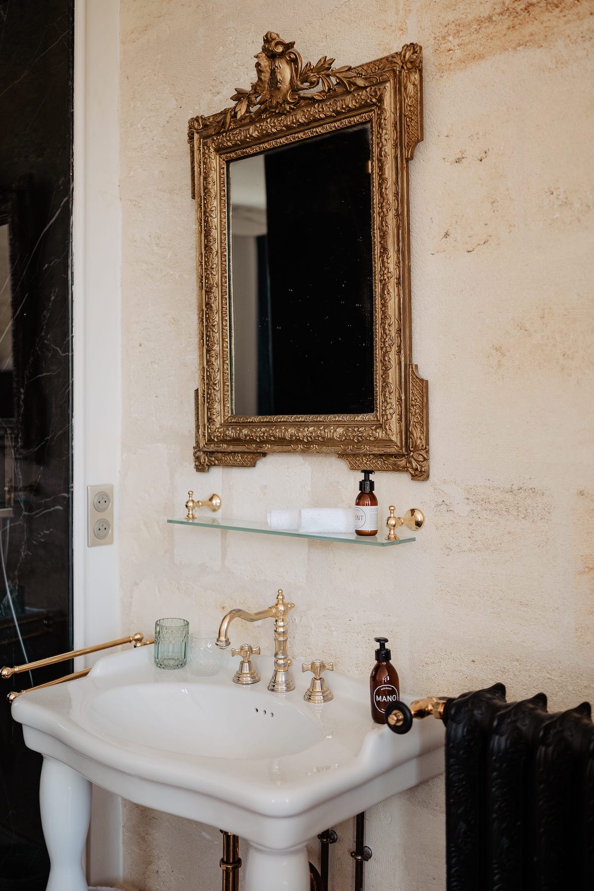 Lavabo blanc et miroir de la suite panache du chateau grand arnaud