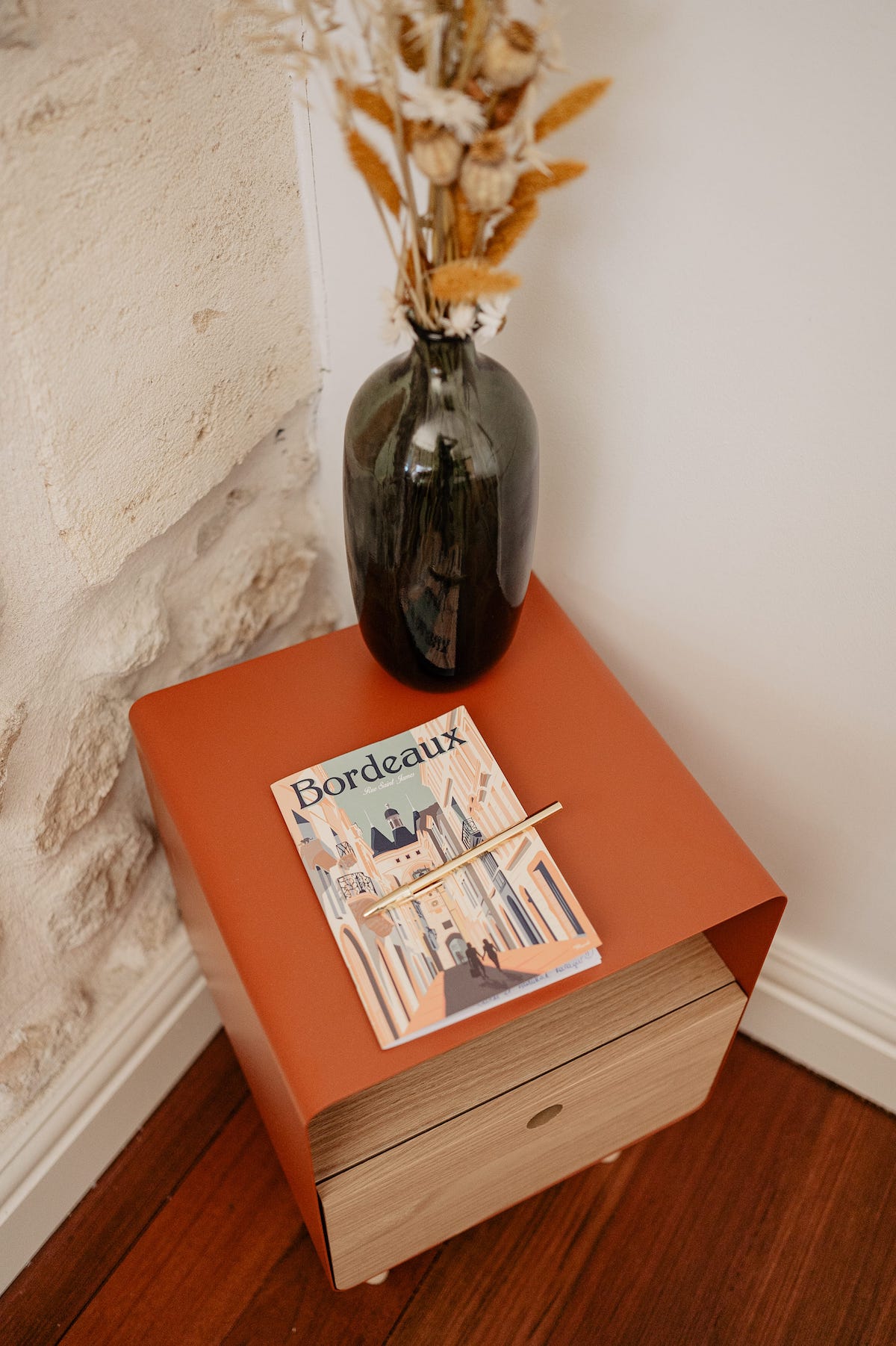 Table de chevet orange et livre sur bordeaux suite saint james chateau grand arnaud