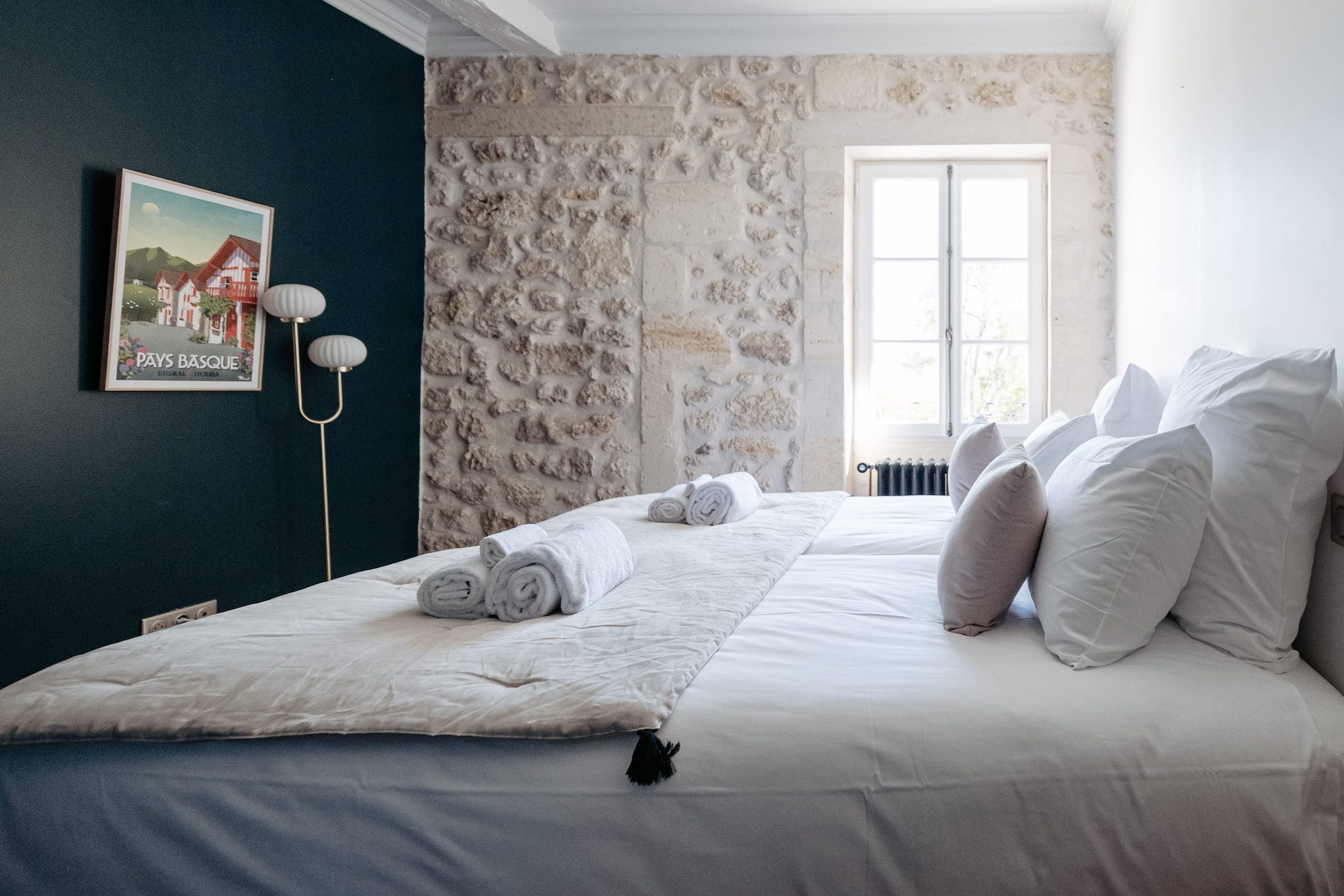 La chambre Bayonne du château grand arnaud est lumineuse et cocooning