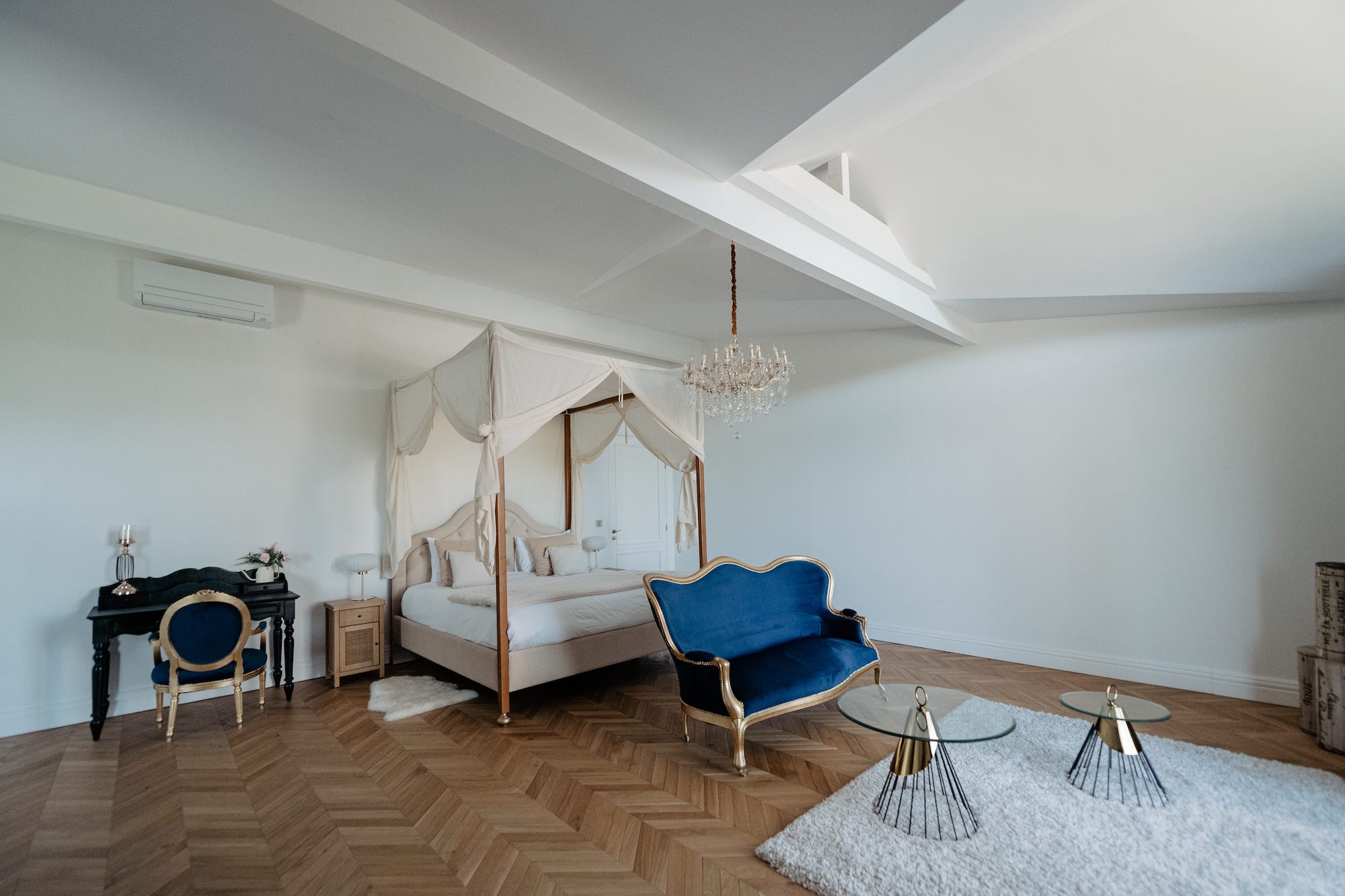 Vue d'ensemble de la chambre honey Moon du chateau grand arnaud avec lit à baldaquin et salon bleu