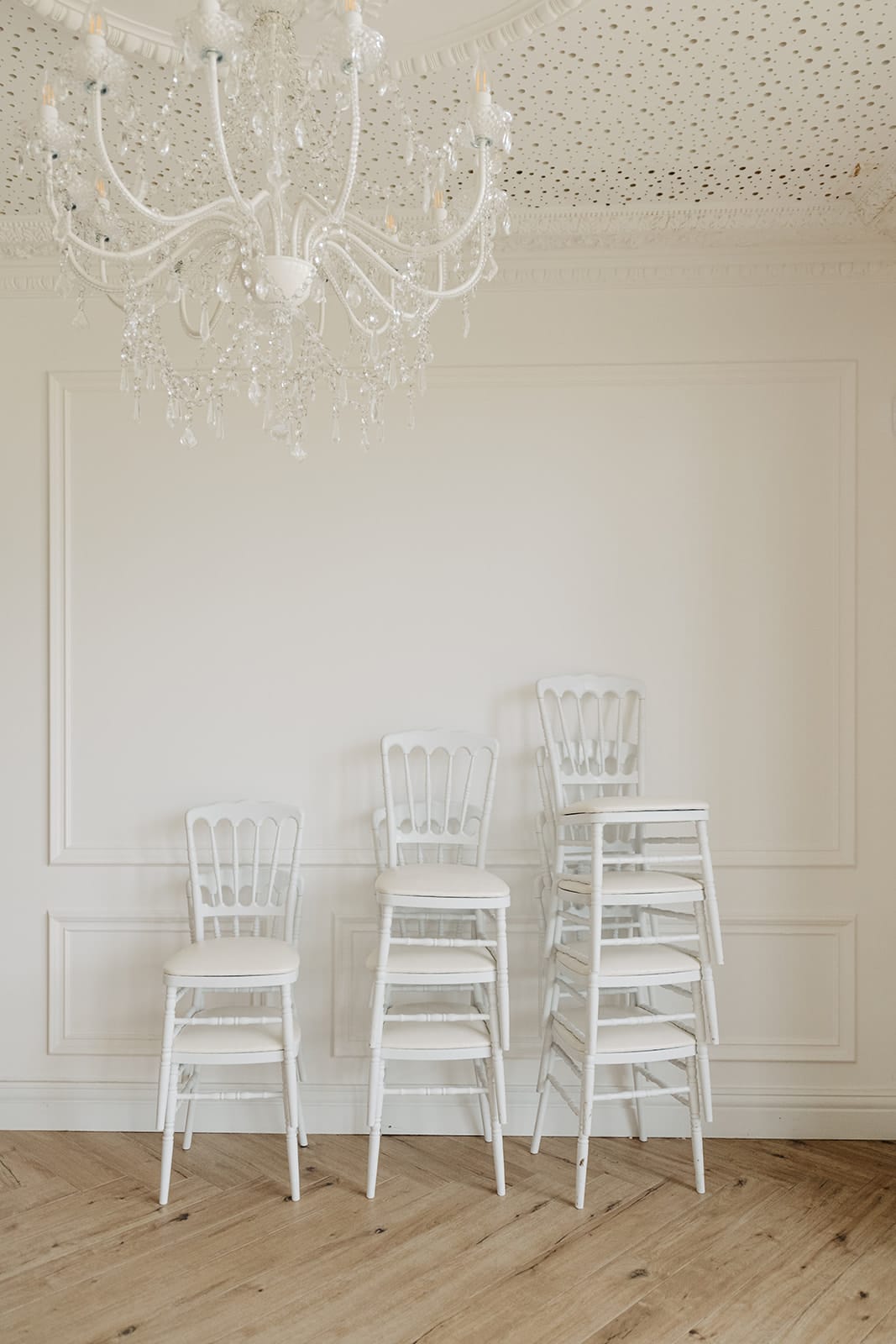 Le mobilier de la grande salle de réception et ses chaises blanches